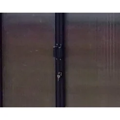 Serratura e chiavi su porta scorrevole per Serra Professionale